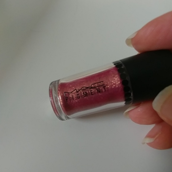 MAC Pigment in ROSE - Picture 2 of 3